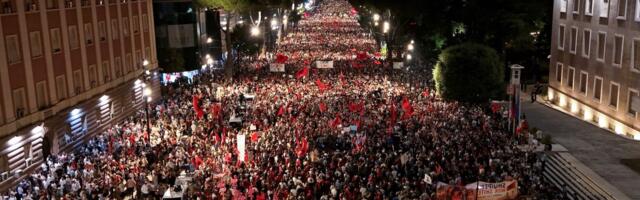 Protesti u Tirani: Demonstranti doneli Rami betonsku tortu, gađali policijsku stanicu