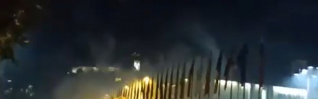 HAOS NA ULICAMA LJUBLJANE: Protest protiv mera za suzbijanje korone, bačene BAKLJE na parlament! (VIDEO)