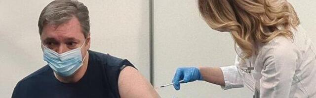 /UŽIVO/Vučić primio treću dozu vakcine protiv korone: Snosim deo krivice, suviše smo verovali u savest građana - LJUDI, VAKCINIŠITE SE!