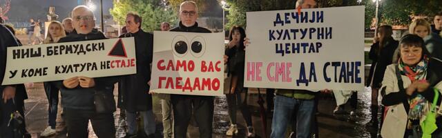 Ispred Gradske kuće u Nišu održan protest pod nazivom “Sačuvajmo dečiji kulturni centar Niš”