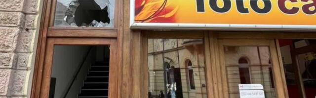 SNS se oglasio nakon što su im tokom noći razbijene stranačke prostorije: Ko nema sokola i kukavici se veseli