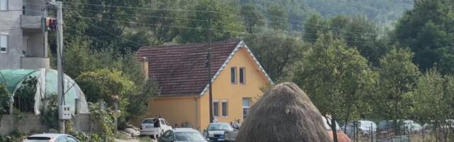 Ne možemo da verujemo šta se desilo, nezamilsiva tragedija: Meštani naselja Mur u šoku nakon zločina, ovo je kuća u kojoj je muškarac ubio svoju suprugu pa izvršio samoubistvo