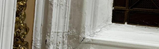 Gradska kuća u Nišu dobila novi krov, a plafon najlonom pokriven