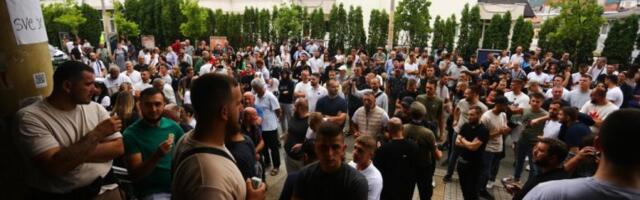 TERZIĆ POSLE NASILJA BLOKADERA U KRALJEVU: Jedna behaton ploča prošla je pored žene, inače člana stranke, na svu sreću omašivši je!