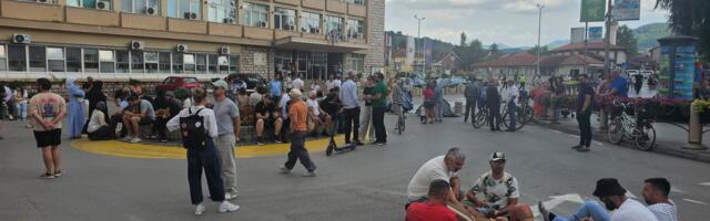 Blokiran kružni tok u centru Novog Pazara