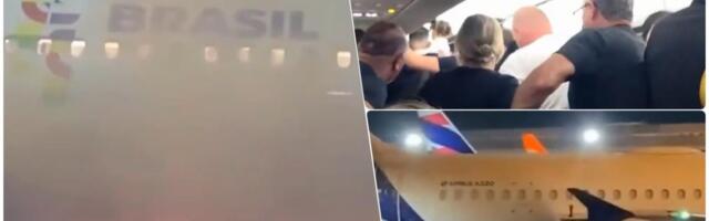 ZAPALIO SE AVION PUN PUTNIKA! LJUDI VRIŠTE I BEŽE OD LETELICE U PLAMENU: Drama počela po sletanju, putnici kroz prozore videli vatru ispod krila (VIDEO)