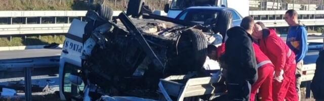 Težak udes na auto-putu, vozilo po smrskano i prevnuto na krov