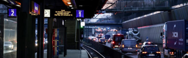 Заустављени возови, трамваји и аутобуси