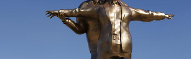 Златна скулптура Трампа и Епстајна на Националном тргу у Вашингтону