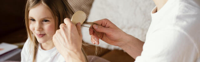 Naučiti tate da pletu pletenice: Neobičan trend, osvaja društvene mreže (VIDEO)