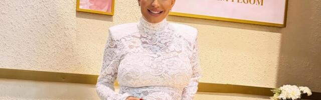DEA ĐURĐEVIĆ POKAZALA TRUDNIČKI STOMAK: Voditeljka prvi put u javnosti nakon vesti o trudnoći i venčanju - Ne skida osmeh sa lica