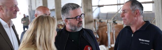 Kakvo iznenađenje za dve porodice u selu Vina: Vučićević i predsednik opštine Knjaževac oduševili meštane (FOTO)