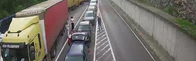 FOTO: Gužva na graničnim prelazima sa Crnom Gorom, građani "čekićaju" zbog politike