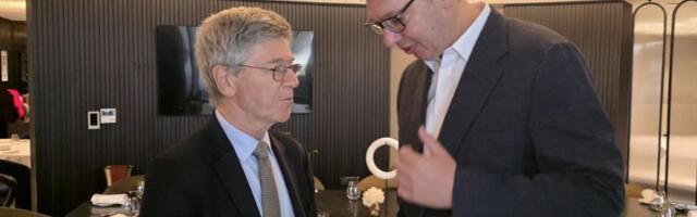 VUČIĆ SE SASTAO SA DŽEFRIJEM SAKSOM: Predsednik i čuveni ekonomista na radnom doručku, ovo su bile glavne teme razgovora