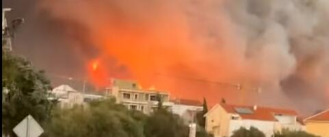 UDARI GROMA IZAZVALI POŽARE U DALMACIJI! Alarmantno stanje, TRI VATRENE STIHIJE divljaju odjednom, butkinja stigla do samih kuća, razmatra se evakuacija (VIDEO)