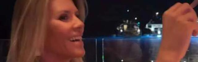 KAO DA SU JOJ DVADESETE! Melina Džinović uživa pored bazena, POZIRA DIREKNTO U KAMERU, a svi odmah zumirali ovaj DETALJ na njenoj RUCI! (VIDEO)