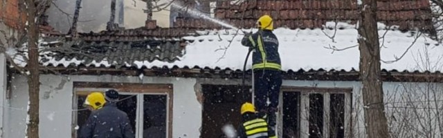 STARAC NASTRADAO U POŽARU: U selu Luka kod Bora izgorela kuća, povrede na telu OTKRILE UZROK SMRTI DOMAĆINA