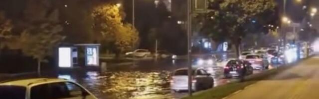 Pukla vodovodna cev ispod varadinskog mosta, cela ulica poplavljena (VIDEO)