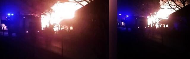 Prvi snimci požara na Kosmaju! Vatra progutala ceo objekat, sumnja se da je ovo uzork (VIDEO)