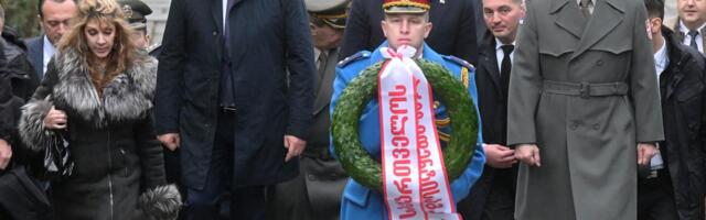 PREDSEDNIK GRUZIJE POLOŽIO VENAC NA SPOMENIK NEZNANOM JUNAKU NA AVALI: Kavelašvili se upisao u spomen-knjigu (FOTO)