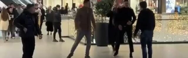 SNIMAK S LICA MESTA Pogledajte kako muškarci ničim izazvani fizički napadaju Vujadina Savića u tržnom centru
