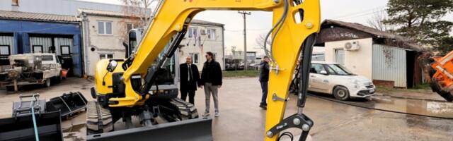 Šumadija  kupila ROVOKOPAČ BAGER,  težak  oko 21 MILION (FOTO)