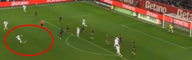 Imamo li gol sezone u Bundesligi? igrač Augsburga "pocepao" mrežu iz velike daljine