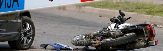 JEZIVE SCENE U BATAJNICI! Motociklista podleteo pod točkove, auto prešao direktno PREKO NJEGA!