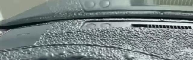 Automobil se topi od vrućine, ovo još niste videli (VIDEO)