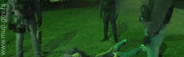 SPECIJALCI PRESRELI AUTOMOBIL I IZVUKLI MUŠKARCA! Filmska akcija policije, POGLEDAJTE KAKO JE PALA BANDA DILERA, MEĐU NJIMA I JEDNA DEVOJKA /VIDEO/