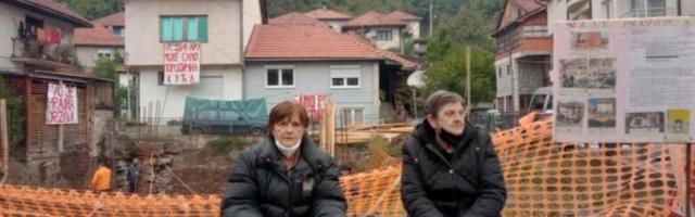 Prijepolje – ŠTRAJKUJU GLAĐU ZBOG ZIDANJA ZGRADE U KOMŠILUKU: Tvrde da će ostati u mraku, a investitor ima svoju stranu priče
