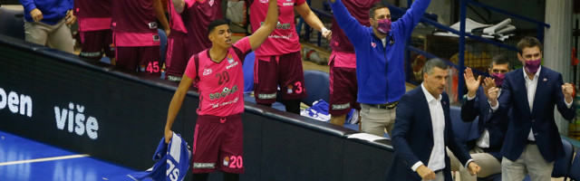 MEGA JE RUDNIK BISERA, ALI OVAJ BAŠ SIJA Talentovani centar sjajnom partijom protiv Zvezde pokazao SAV RASKOŠNI TALENAT i zašto ga zovu "novi Jokić"