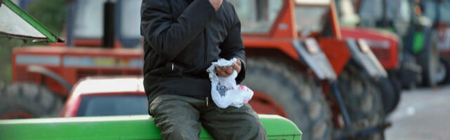 Грч­ки по­љо­при­вред­ни­ци отво­ри­ли путеве, али остали на блокадама