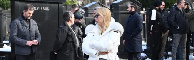 POMEN ŽELJKU RAŽNATOVIĆU ARKANU: Lidija Ocokoljić prišla Ceci i Bogdani sa OVIM U RUKAMA (FOTO)