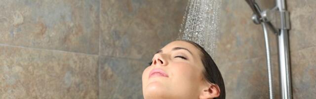 Topla ili hladna: Kako temperatura vode tokom tuširanja utiče na pojavu bora