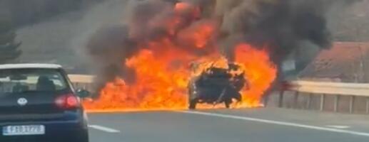 JEZIVA SCENA NA "MILOŠU VELIKOM", VELIKI POŽAR ZAHVATIO OBE TRAKE: Haos na auto-putu! Zapalio se auto, požar se širi (VIDEO)