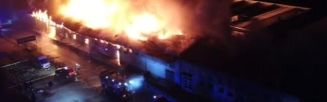 FOTO, VIDEO Veliki požar u Novom Pazaru: Gore magacini sa štofovima, ima povređenih