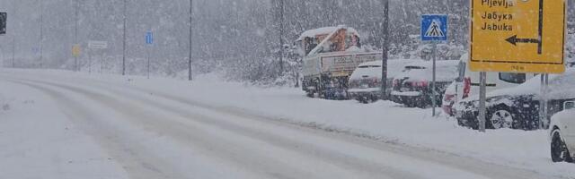 RHMZ ODJEDNOM IZDAO ČAK 3 UPOZORENJA! Sledi nam OLUJNI UDAR OD 100 KM/H, STIŽE I SNEG: Sa tla vreba VELIKA OPASNOST