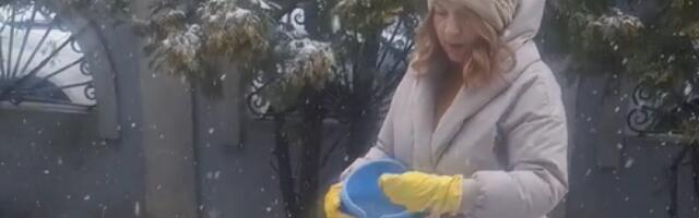 (VIDEO) Bilja Jevtić izašla na sneg, pa krenula ovo da posipia - Sin šokiran: "Šta radiš to?"