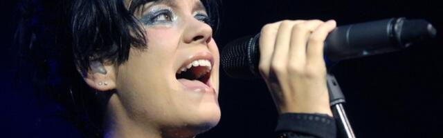 OSVETNIČKA HALJINA poznate pevačice: Nosila je haljinu s računima poklona koje je njen muž kupovao drugim ženama (FOTO)