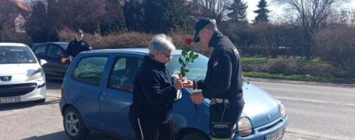 Pripadnici MUP-a širom Srbije obradovali žene za 8. mart: Ruže i čokolade izmamile osmehe (FOTO)
