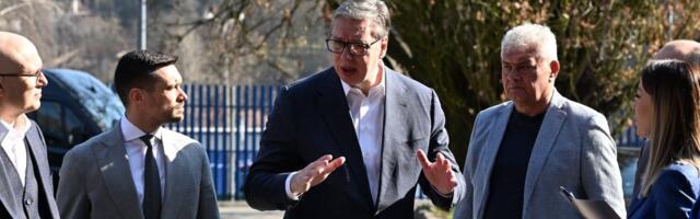 Vučić obećao meštanima Kotraže: Putevi, posao i veće plate i penzije (VIDEO)