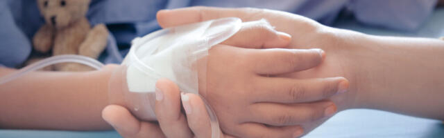 Vučić u poseti bolesnom dečaku, Vučićević opet tvrdi da je laž da se deca leče SMS porukama