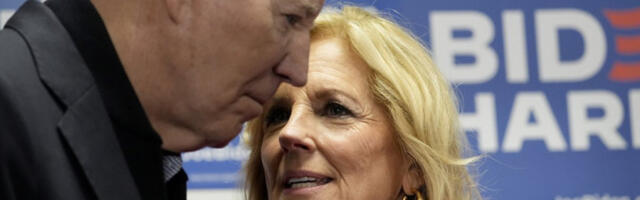 OPSADNO STANJE NA AERODROMU: Agent Tajne službe POVUKAO ORUŽJE dok je čuvao Džil Bajden, pa RANIO SEBE! Krvava drama u Filadelfiji: Službeni pištolj OPALIO usred gužve! (VIDEO))