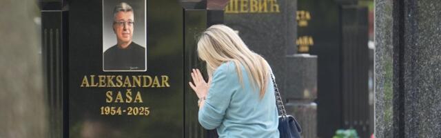 Udovica Saše Popovića izašla na groblje: Simbolika praznika ostaviće vas bez reči (FOTO)