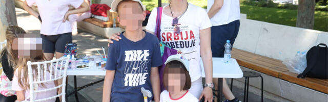 NIJE JOJ BILO TEŠKO DA PREĐE POLA ZEMLJE: Mirjana iz Niša sa dvoje mališana prešla 250 kilometara i stigla na veličanstveni skup u Beogradu! (FOTO)