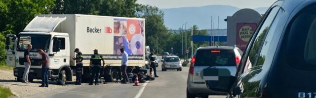Motorista udario u kamion kod Kraljeva, saobraćaj stajao oko sat