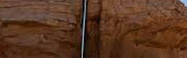 Masivna stena stara 4000 godina, razdvojen je laserskom preciznošću, ali nikom nije ništa jasno u vezi nje!