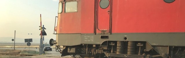 Tinejdžera (16) udarila struja na vagonu u Ripnju