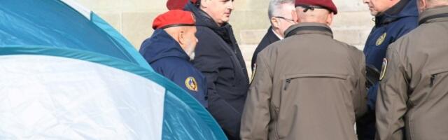 Uglješa Mrdić osmi dan štrajkuje glađu ispred Skupštine